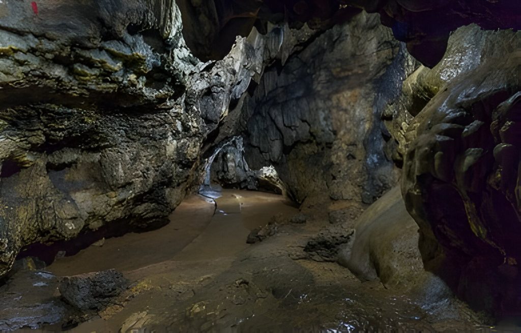 caving in mawsmai meghalaya